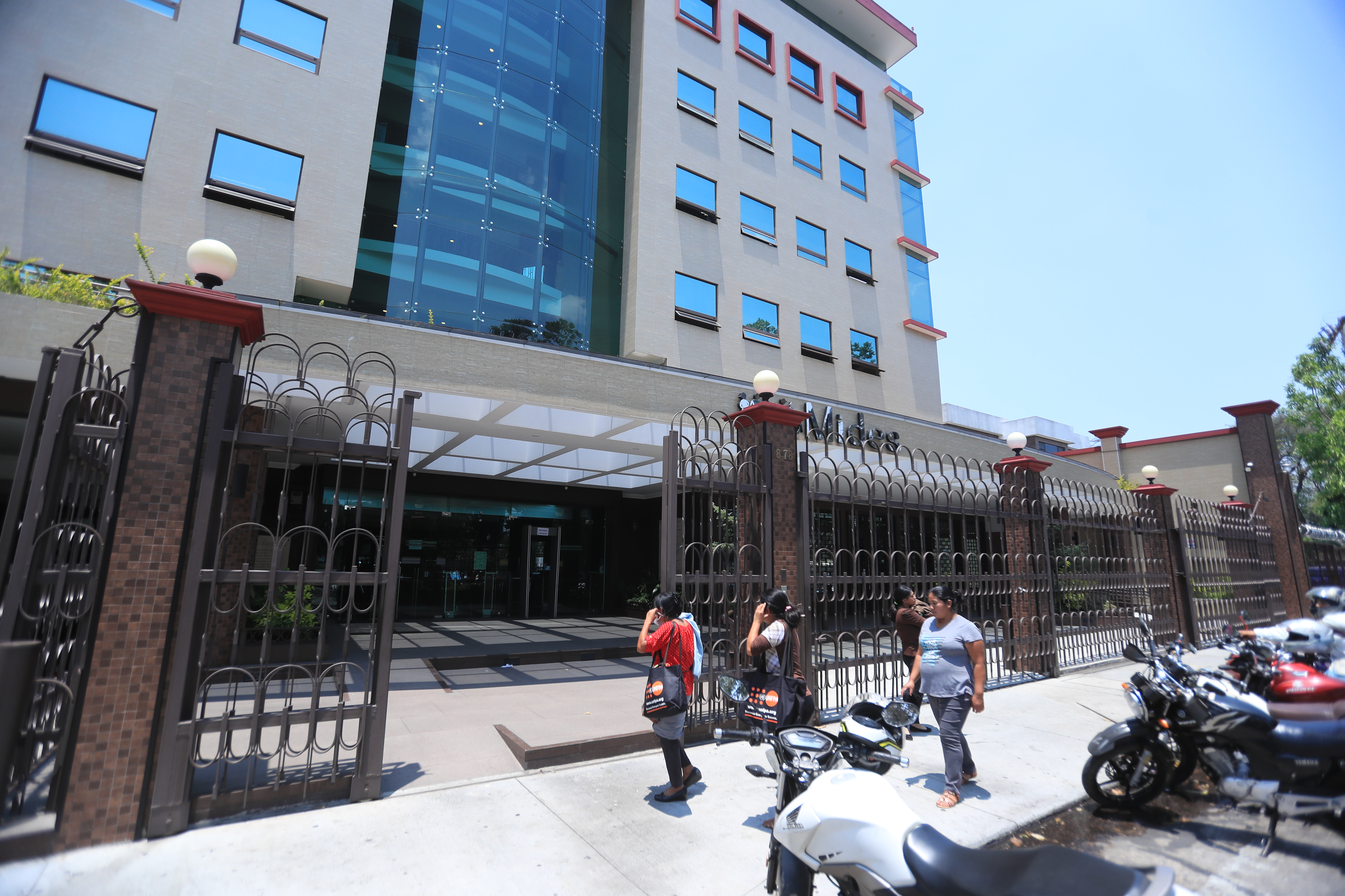 Familias acudieron al Mides este lunes para pedir que sean incluidos en los programas de ayuda.(Fot Prensa Libre: Juan Diego González)