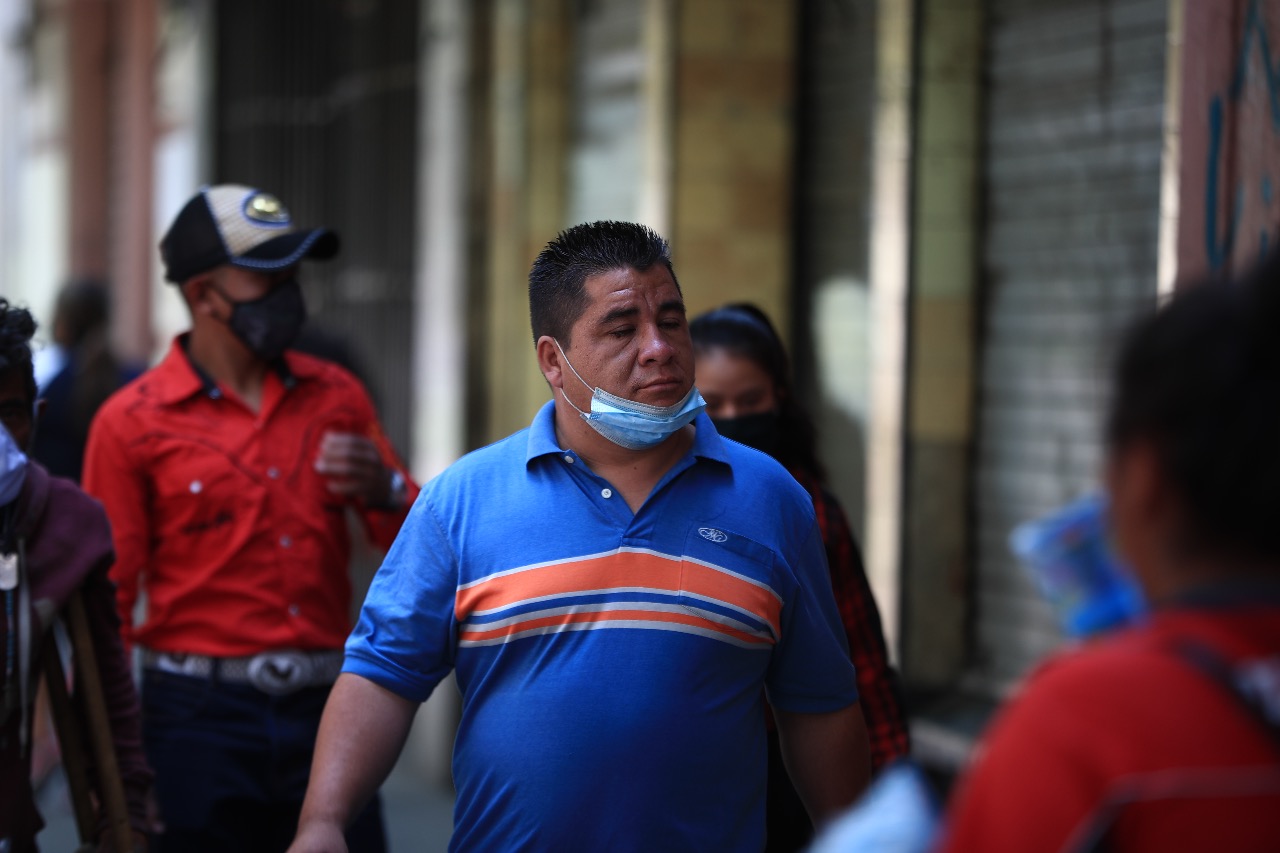 Aún este domingo 12 de abril muchas personas caminaban por el Centro Histórico sin mascarilla o portándola de una forma no adecuada. (Foto Prensa Libre: Carlos Hernández)