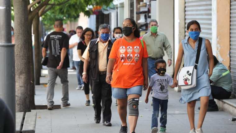 El lunes 13 de abril será obligatorio usar mascarilla para las personas que salgan a la calle, según anunció el presidente Alejandro Giammattei. (Foto, Prensa Libre: Hemeroteca PL).