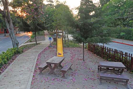 Un parque sin personas y lleno de flores se puede observar a un costado del Parque de la Industria. Foto Prensa Libre: Óscar Rivas