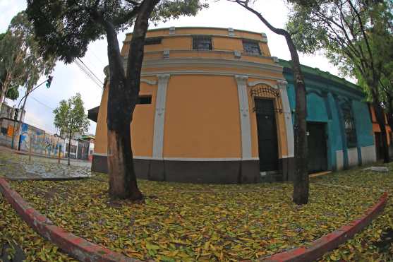 El frente de una vivienda se llena de hojas por las tardes en la Avenida de los Árboles en la zona 1. Foto Prensa Libre: Óscar Rivas