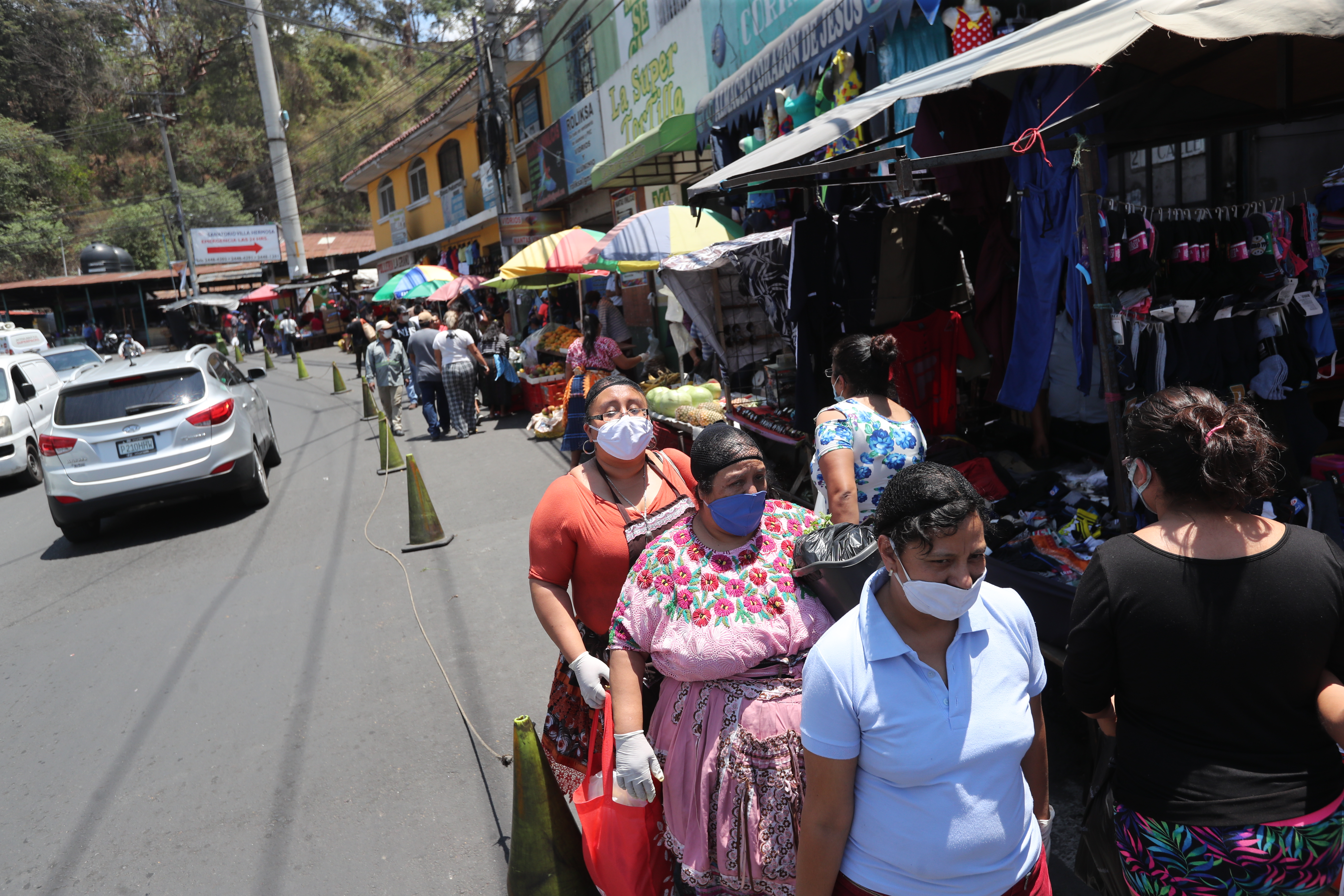 La municipalidad de San Miguel Petapa restringe el ingreso de personas sin mascarillas a mercados. (Foto Prensa Libre: Érick Ávila)