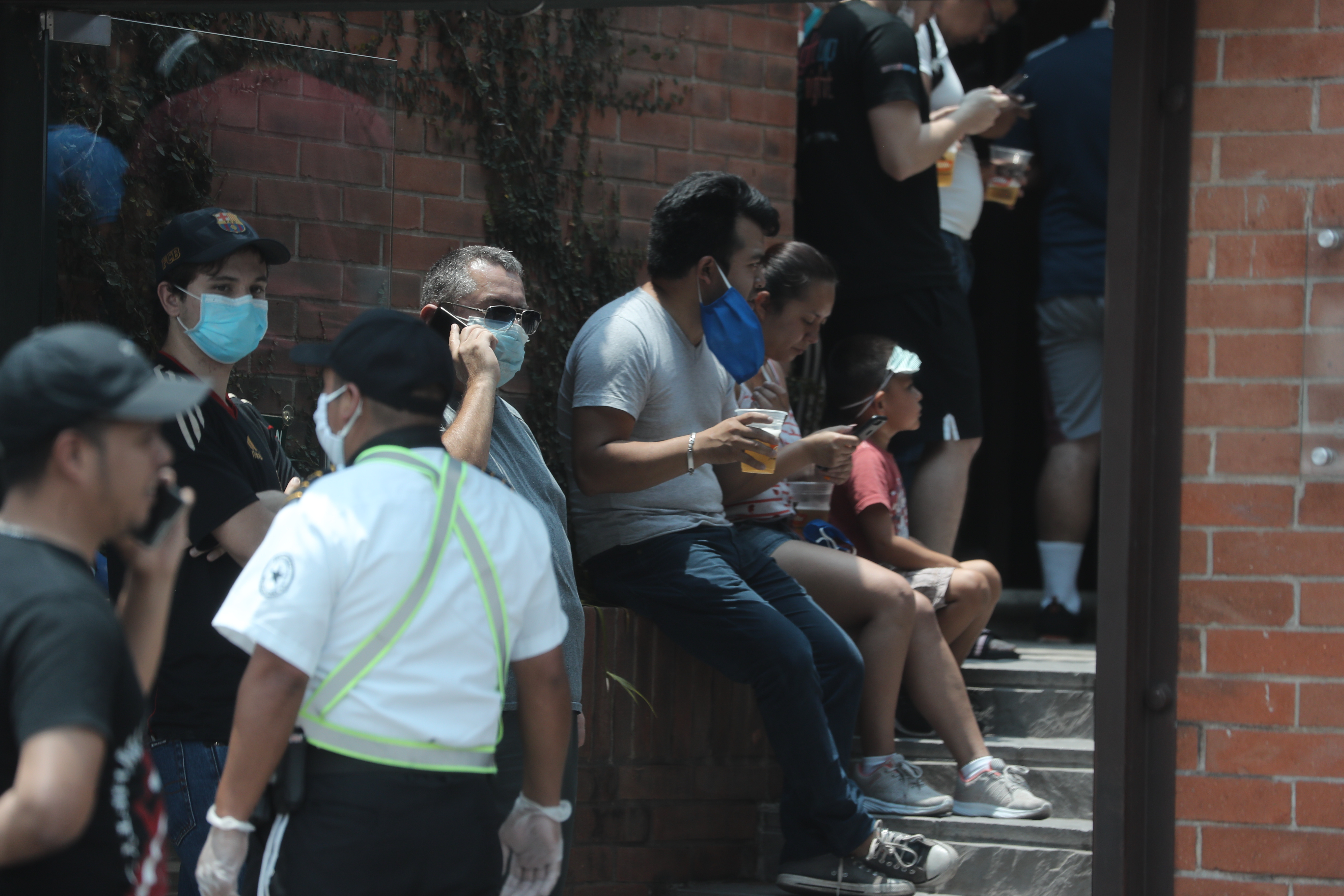 Algunas personas hacían filas en ventas de licores para abastecerse por la Ley Seca. (Foto Prensa Libre: Érick Ávila)


Fotografa. Erick Avila:             05/04/2020