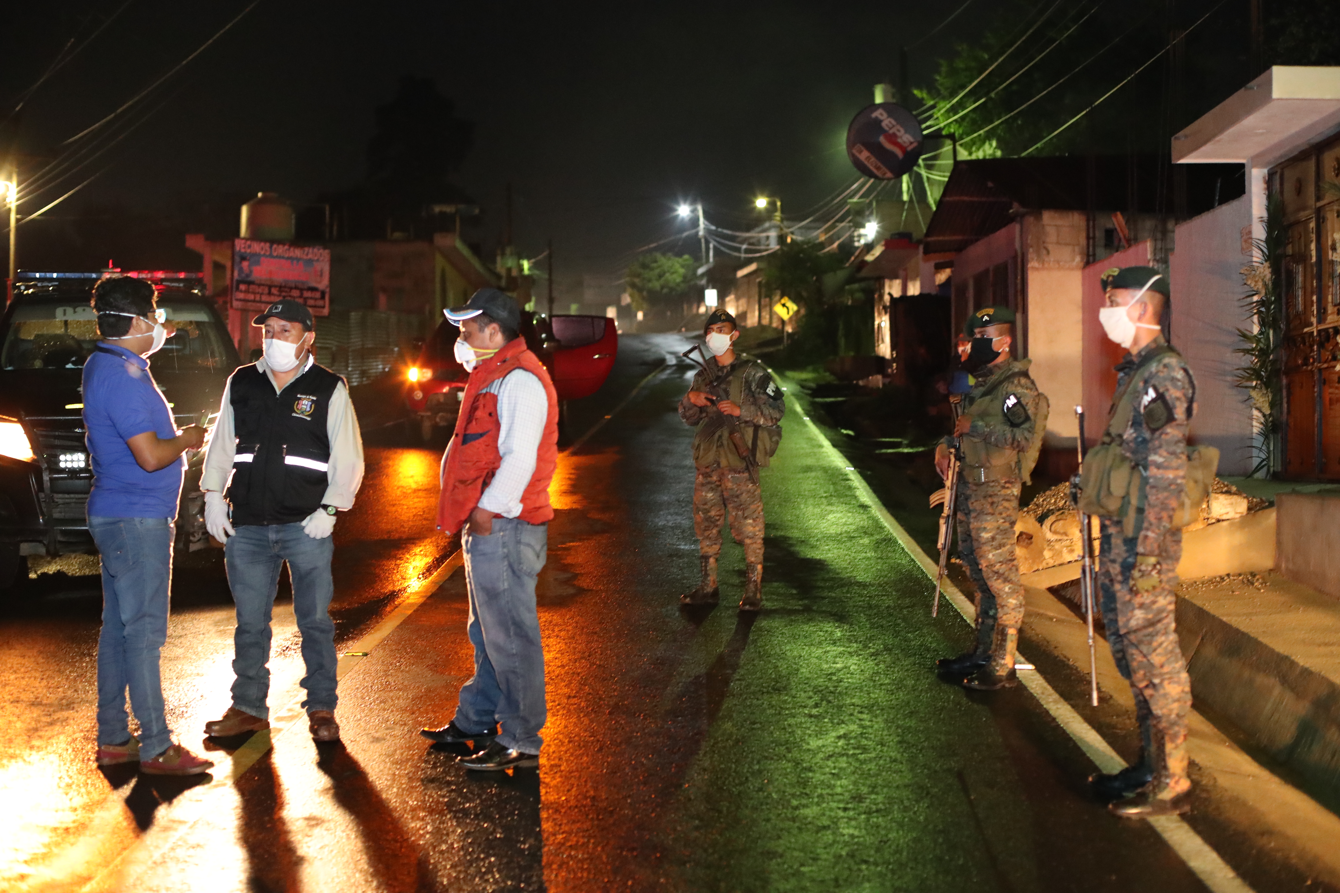 Un cordón de seguridad permanece en el ingreso a Patzún. (Foto Prensa Libre: Érick Ávila)