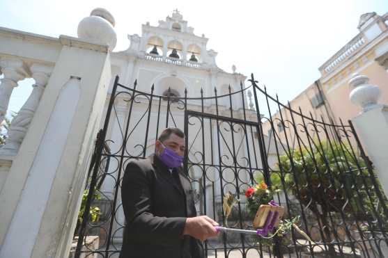 Aunque los devotos llegaron en menor número, algunos aprovecharon a tomarse un retrato frente al Beaterio de Belén. Foto Prensa Libre: Óscar Rivas