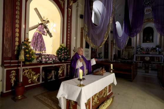 Monseñor Marco Aurelio González Iriarte rezó el viacrucis frente a la imagen de Jesús de la Indulgencia. Foto Prensa Libre: Óscar Rivas