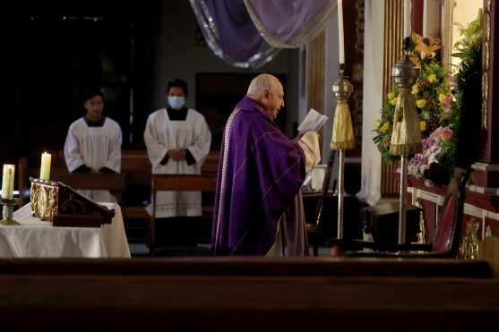 Monseñor fue acompañado por dos personas durante los oficios. Foto Prensa Libre: Óscar Rivas