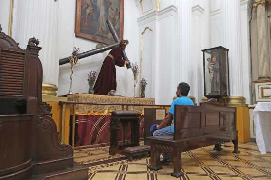 Dentro de ella estuvo expuesto Jesús Nazareno de la Dulce Mirada y los fieles pudieron acompañarle aunque no en grupo. Foto Prensa Libre: Óscar Rivas