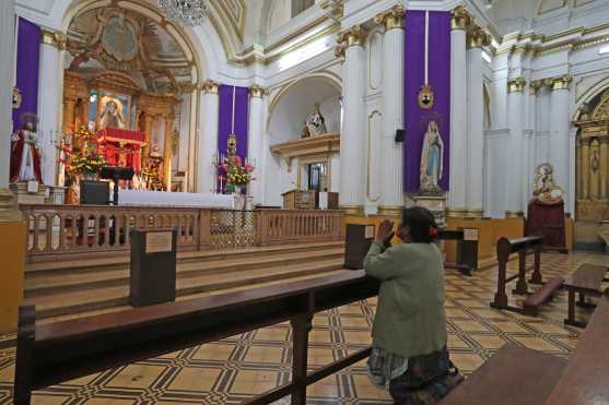 La iglesia estuvo abierta hasta las doce del mediodía y las personas pudieron elevar sus oraciones. Foto Prensa Libre: Óscar Rivas