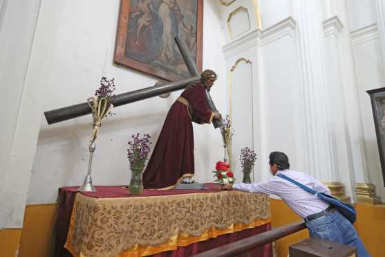 Únicamente a una persona se le permitió dejar un arreglo floral frente a la imagen de Jesús de la Dulce Mirada. Foto Prensa Libre: Óscar Rivas