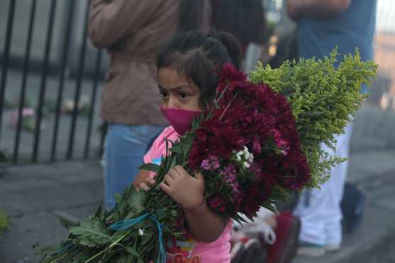 Algunos devotos llevaron a sus hijos portando mascarillas para seguir parte del protocolo solicitado por el Ministerio de Salud. Foto Prensa Libre: Óscar Rivas