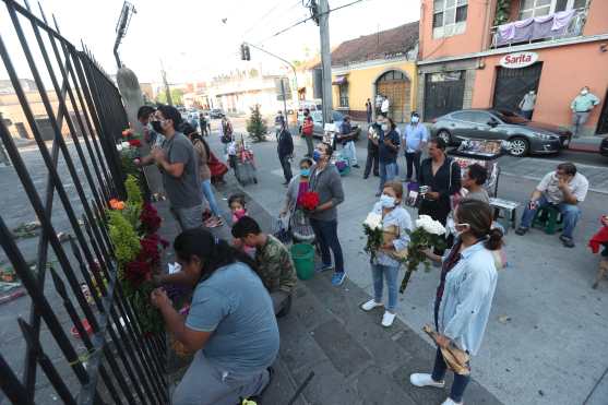 Los devotos tenían la esperanza de que en algún momento se mostrara al nazareno, pero esto no sucedió. Foto Prensa Libre: Óscar Rivas