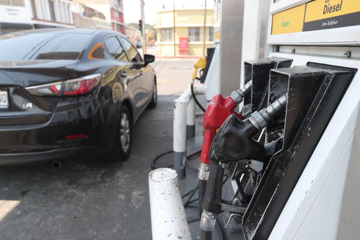 Cómo los guatemaltecos pagaron menos por combustibles en 2020 (pero lo dirigieron a otros sectores)