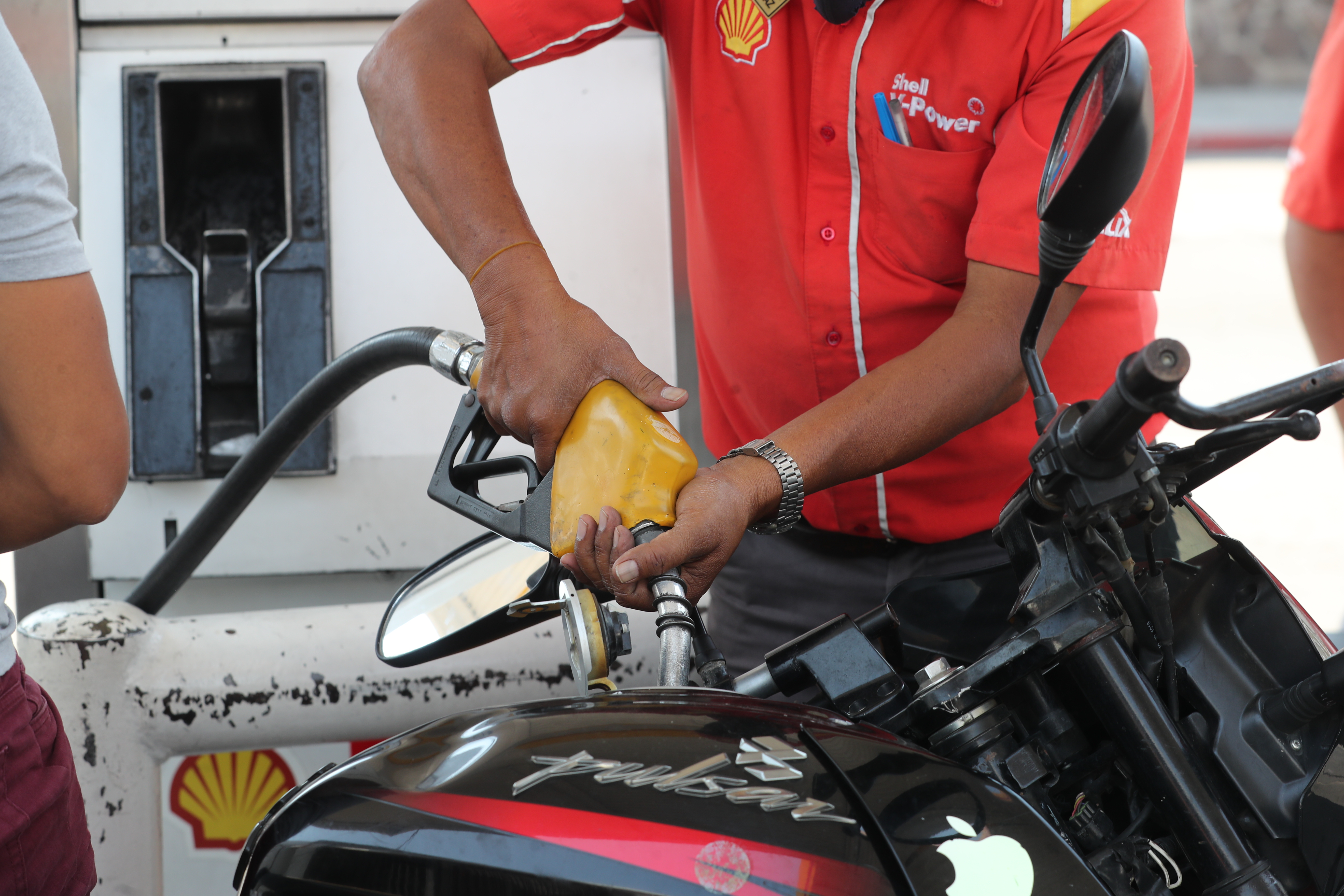 El precio del galón de gasolina superior y regular registró un ajuste de Q1.20 por efecto del alza del mercado internacional del barril de petróleo. (Foto Prensa Libre: Érick Ávila)