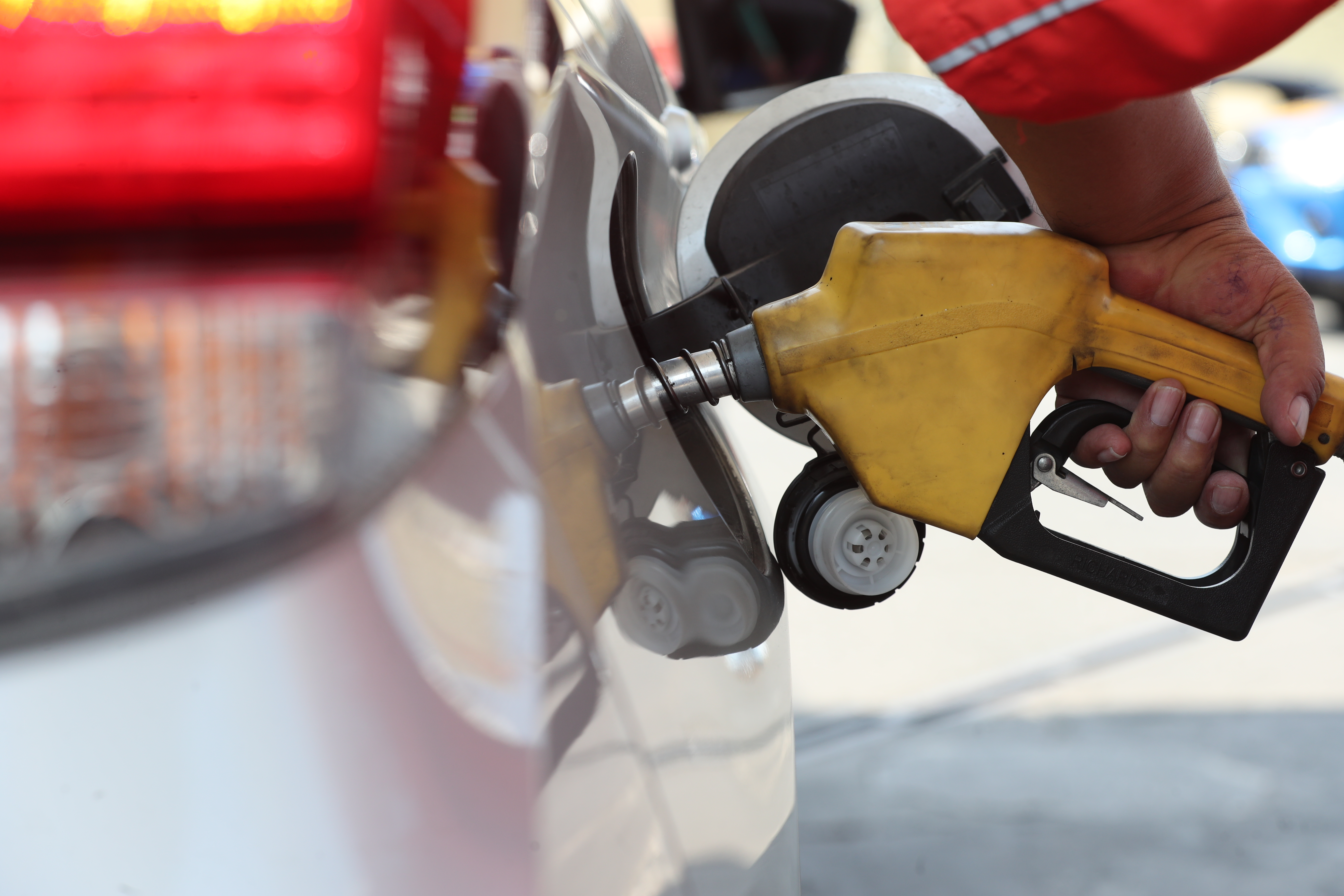 El ahorro en la factura petrolera a julio es de US$755 millones lo que significa que los consumidores disponen de recursos para destinarlos a otros gastos. (Foto Prensa Libre: Hemeroteca) 