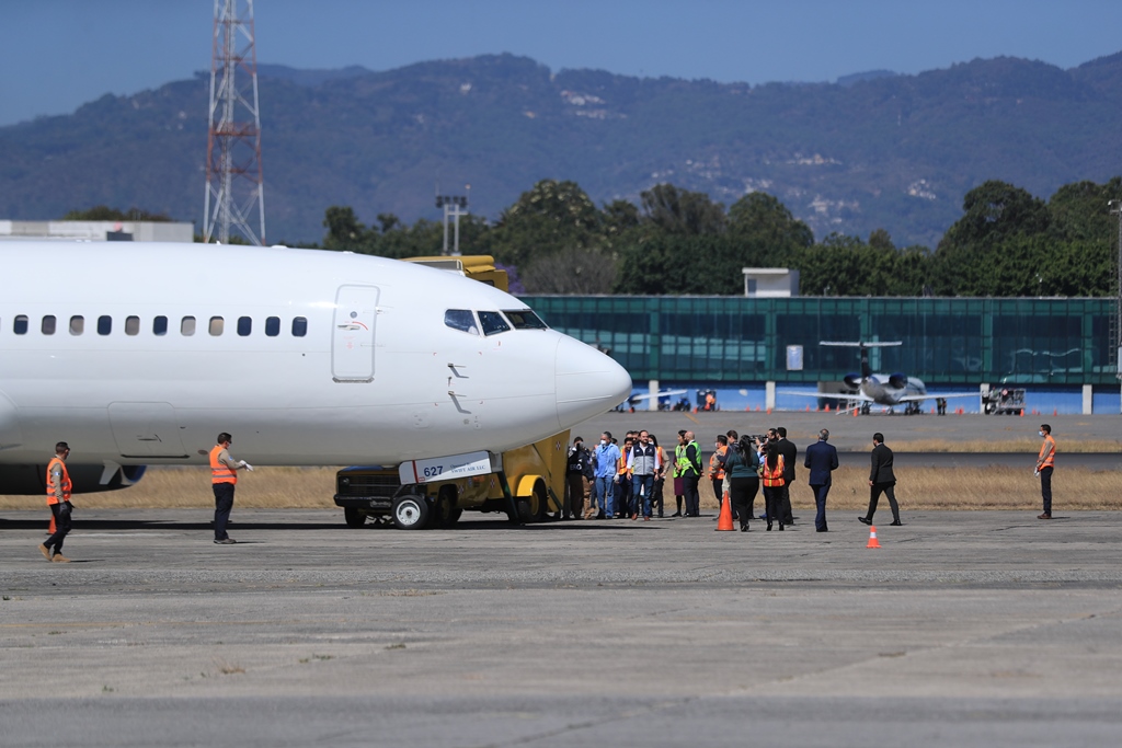 Ingreso a Guatemala de un vuelo con migrantes adultos deportados de Estados Unidos, en marzo último. (Foto Prensa Libre: Hemeroteca PL)