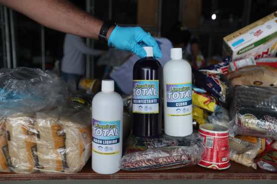 Dentro de la ayuda que entrega la iglesia se agrega jabón líquido, desinfectantes y cloro que producen otras iglesias o proyectos cristianos como REMAR. Foto Prensa Libre: Óscar Rivas