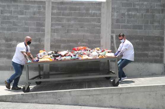 Los voluntarios llegaron desde las 5 de la mañana a la iglesia para poder ordenar toda la logística. Foto Prensa Libre: Óscar Rivas