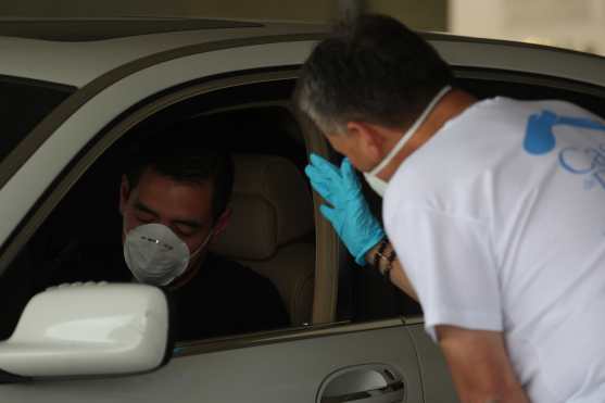 La actividad empezó a las siete de la mañana y terminó a las dos de la tarde, atendiendo con oración a todos quienes pedían esto. Foto Prensa Libre: Óscar Rivas