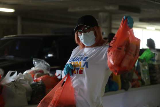La iniciativa consiste en llevar víveres para las personas afectadas por el Coronavirus en Guatemala. Foto Prensa Libre: Óscar Rivas