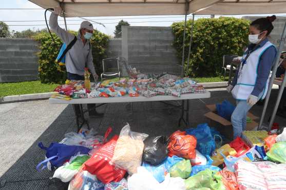 Los productos donados son sanitizados antes de ingresar al banco de alimentos de Casa de Dios. Foto Prensa Libre: Óscar Rivas