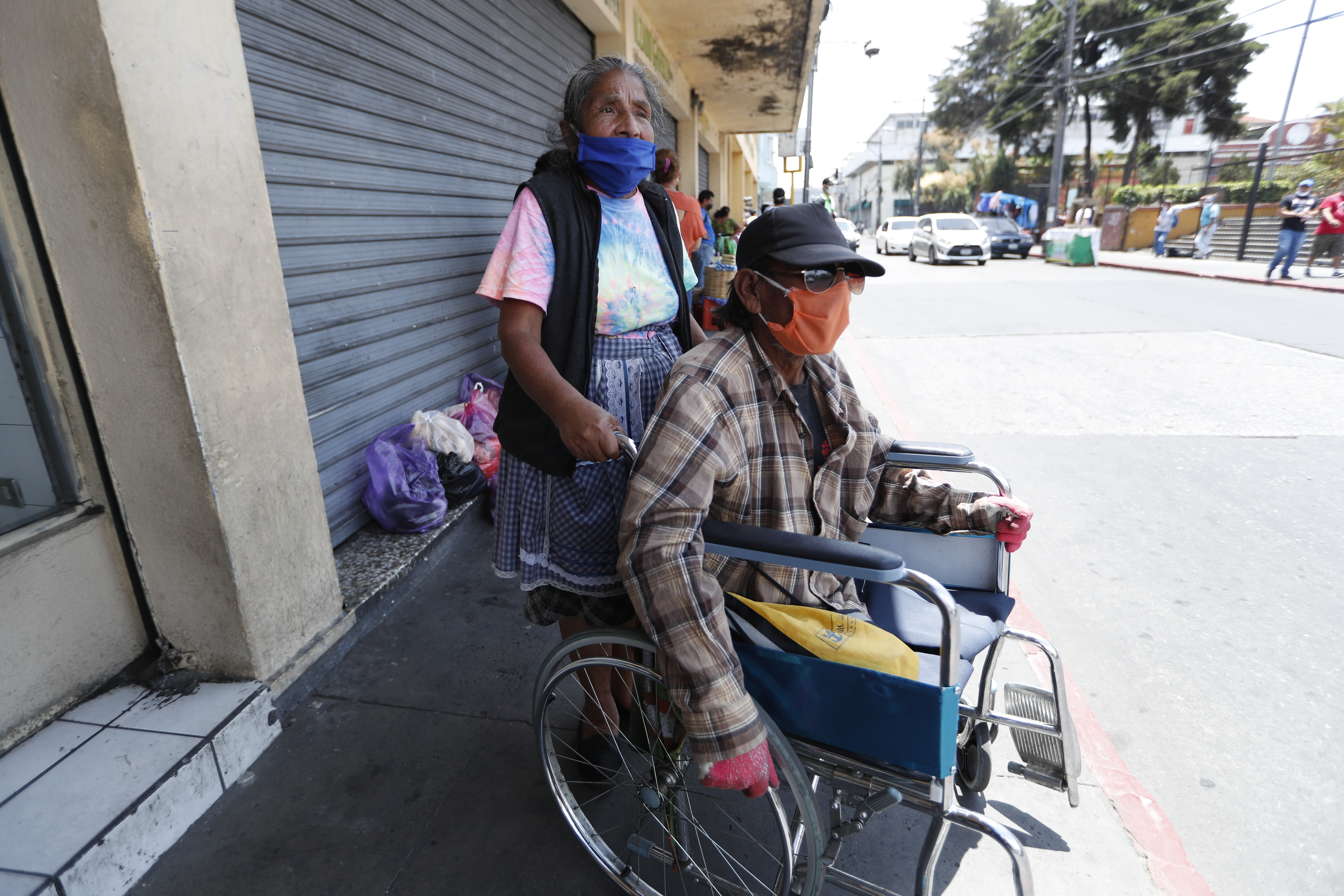 Graciela de Cano y Juan Antonio Cano, personas de la tercera edad, ya no podrán entrar al Mercado Central, por  nueva disposición presidencial que personas de 60 años en adelante se queden en casa para protegerse del coronavirus. (Foto Prensa Libre: Esbin García)






Fotografa  Esbin Garcia 13-04-2020