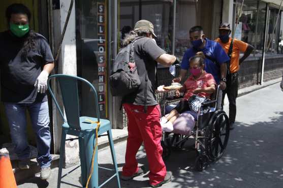La comida se reparte en dos entregas, una refacción a las diez de la mañana y el almuerzo a las 12 del mediodía, indicaron los comerciantes. Foto Prensa Libre: Noé Medina