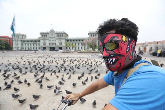 Varios guatemaltecos han buscado diseños creativos de mascarillas para poder salir a las calles y cumplir con las disposiciones gubernamentales para combatir el Coronavirus en Guatemala. Foto Prensa Libre: Érick Ávila