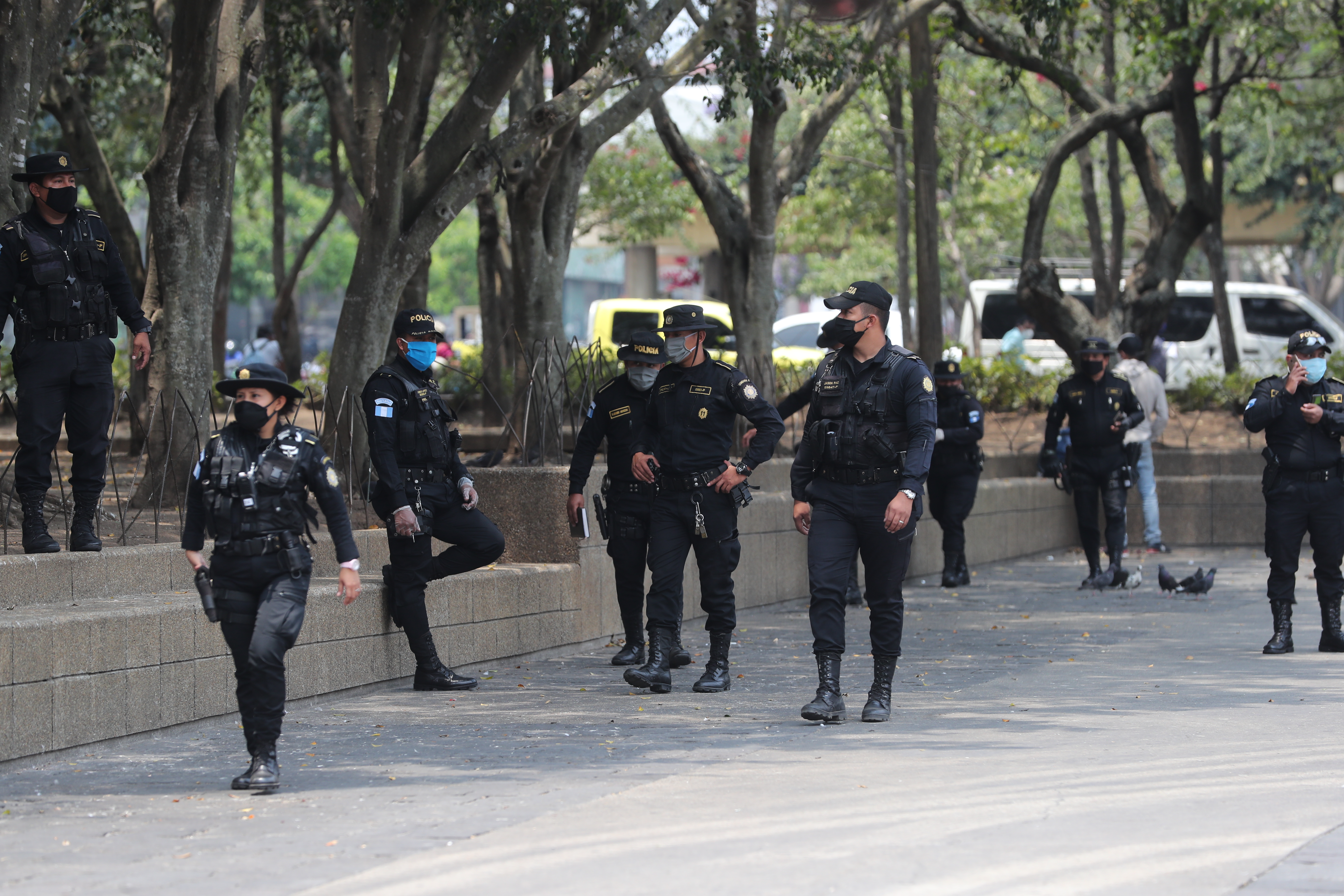 Agentes de la PNC acompañan los protocolos establecidos por el ministerio de Salud. (Foto Prensa Libre: Érick Ávila)