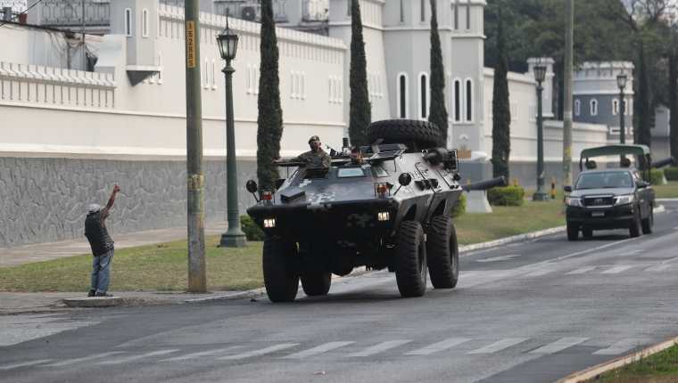 Una tanqueta del Ejército de Guatemala recorre la avenida Reforma  después del toque de queda. Foto Prensa Libre: Érick Ávila