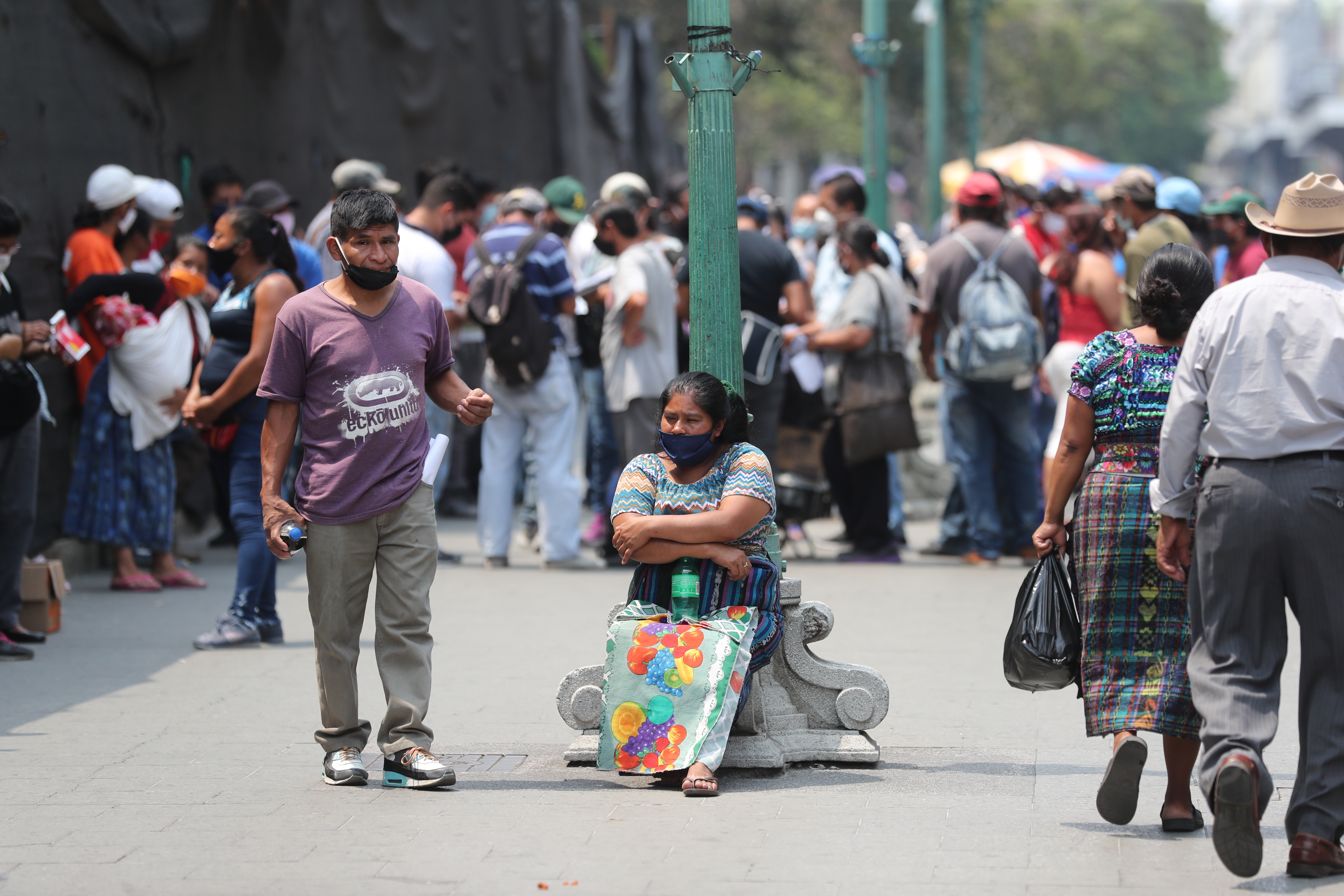 De acuerdo a la información oficial, cada municipalidad debe elaborar un listado de vendedores informales que puedan recibir el bono familiar de Q1 mil. (Foto Prensa Libre: Hemeroteca PL)