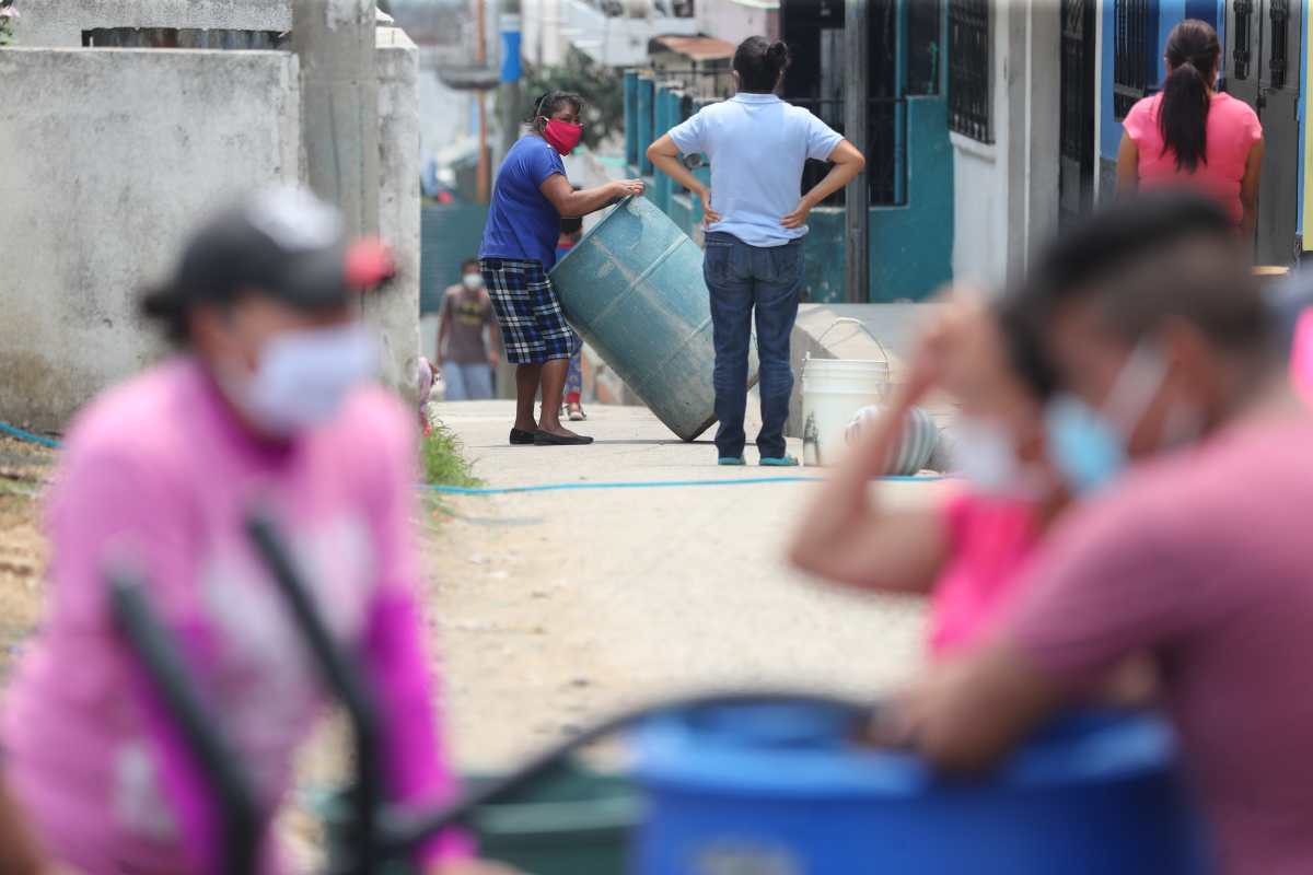 Uno de los resultados estratégicos de desarrollo consiste en incrementar en 10.8 puntos porcentuales el acceso a agua potable domiciliar en los hogares guatemaltecos (Foto Prensa Libre: Hemeroteca PL)
Fotografa. Erick Avila:           15/04/2020