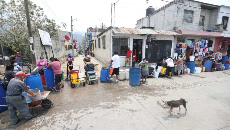 En la Colonia Santa Faz zona 6, vecinos sufren de la falta de agua. Fotografía Prensa Libre: Erick Avila 