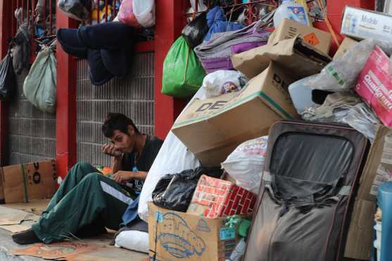 Una persona en situación de calle no porta una mascarilla debido a su situación económica. Foto Prensa Libre: Érick Ávila