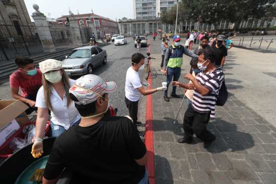 La entrega de comisa se realizó desde las ocho de las mañana hasta las 10 frente a la Catedral Metropolitana. Foto Prensa Libre: Óscar Rivas