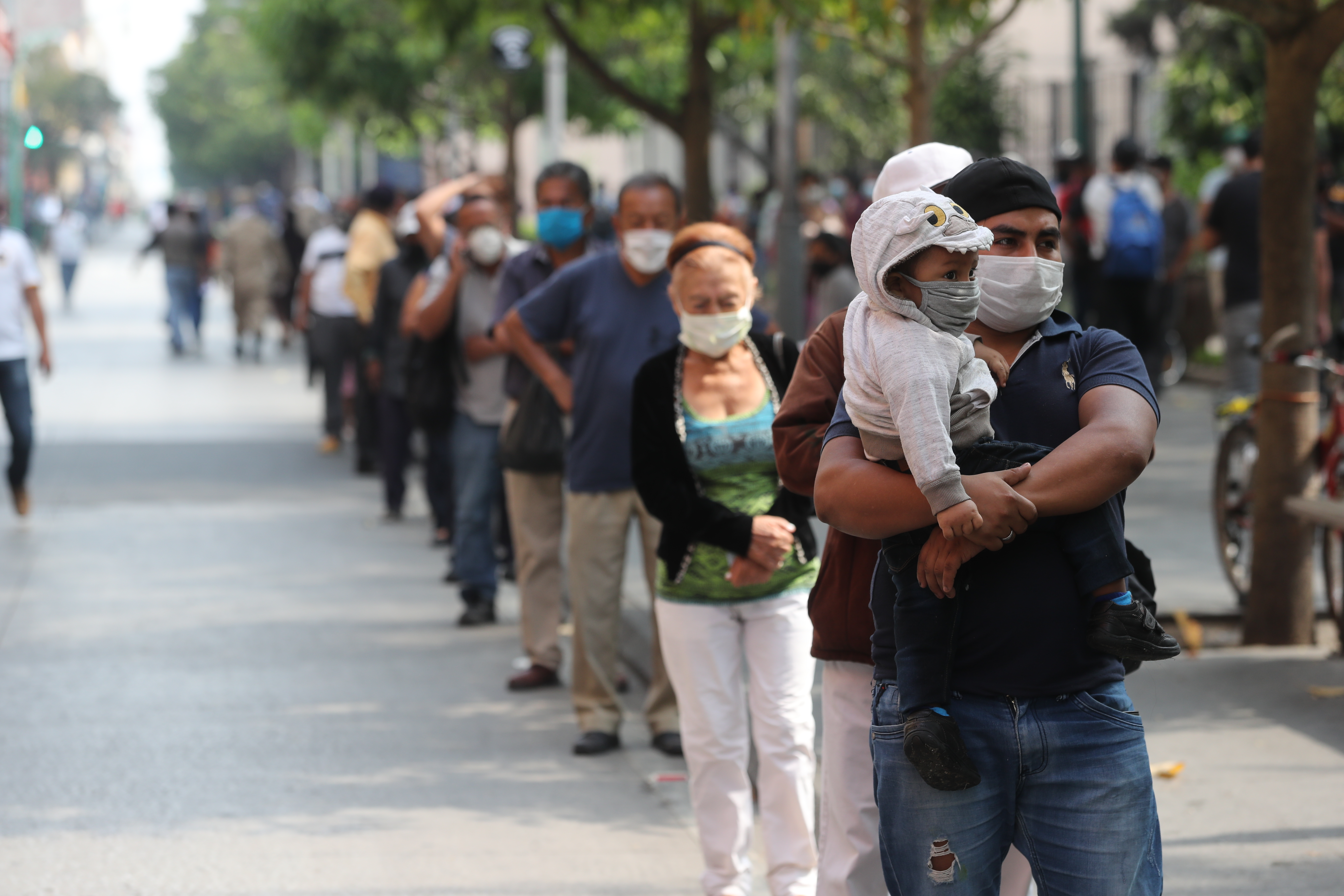 Polémica por disminución de restricciones por el covid-19: según especialistas, no es el momento, mientras los empresarios sugieren gradualidad