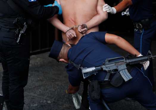 Algunos de los detenidos se oponen a su arresto y en la mayoría de los casos en estado de ebriedad. Foto Prensa Libre: Esbin García