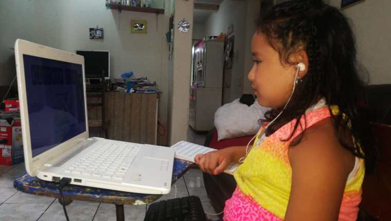 Niños continuarán con clases virtuales o con guías educativas. (Foto Prensa Libre: Hemeroteca PL)