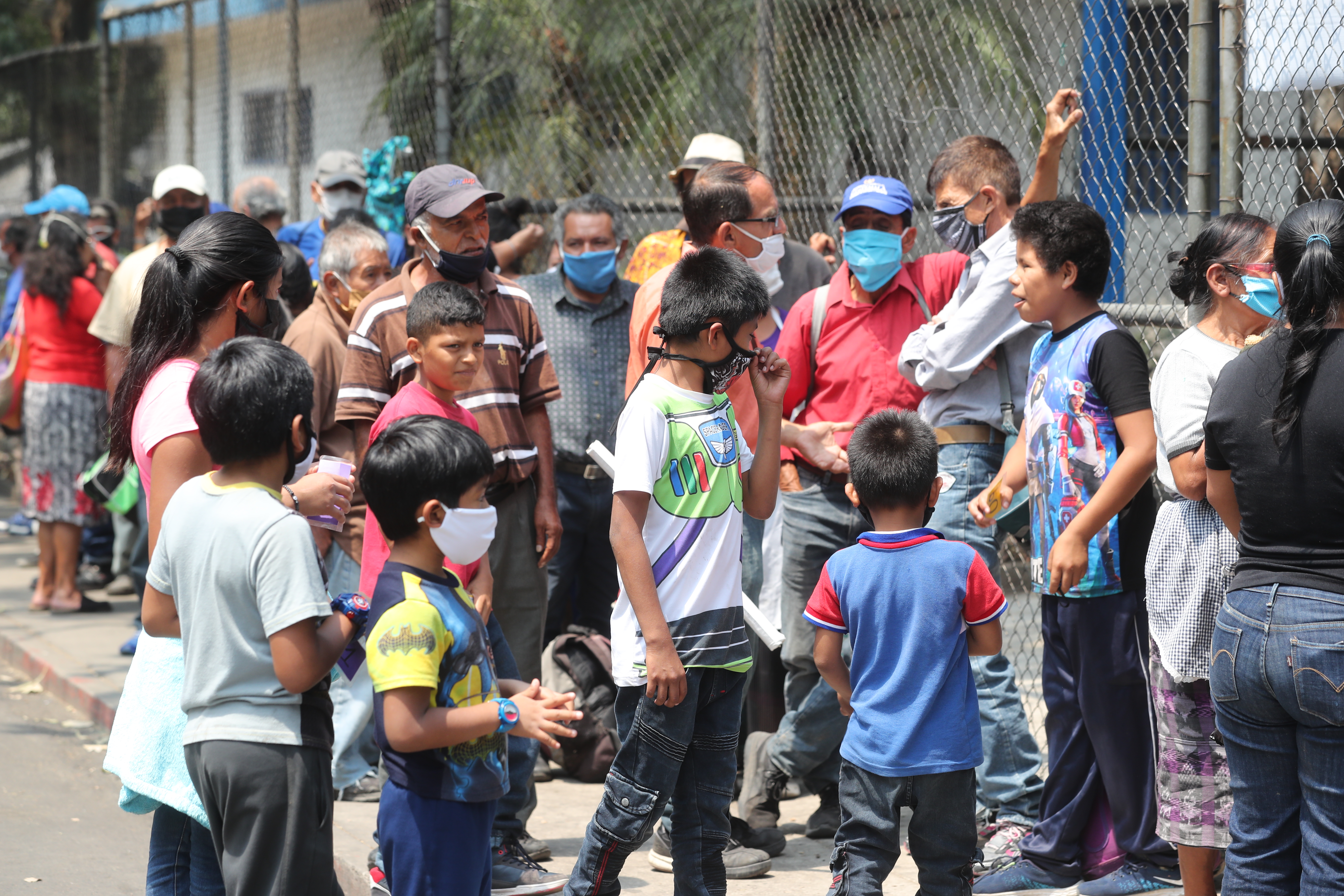 Los guatemaltecos, por necesidad, la mayoría, intentan retomar sus rutinas, ahora conviviendo con el virus. (Foto Prensa Libre: Érick Ávila)