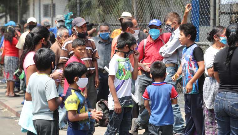 Los guatemaltecos, por necesidad, la mayoría, intentan retomar sus rutinas, ahora conviviendo con el virus. (Foto Prensa Libre: Érick Ávila)