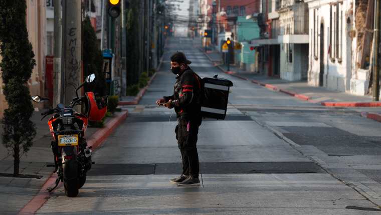 Una economía que retrocede afecta los bolsillos de toda la población, en diferentes medidas. (Foto Prensa Libre: Esbin García)