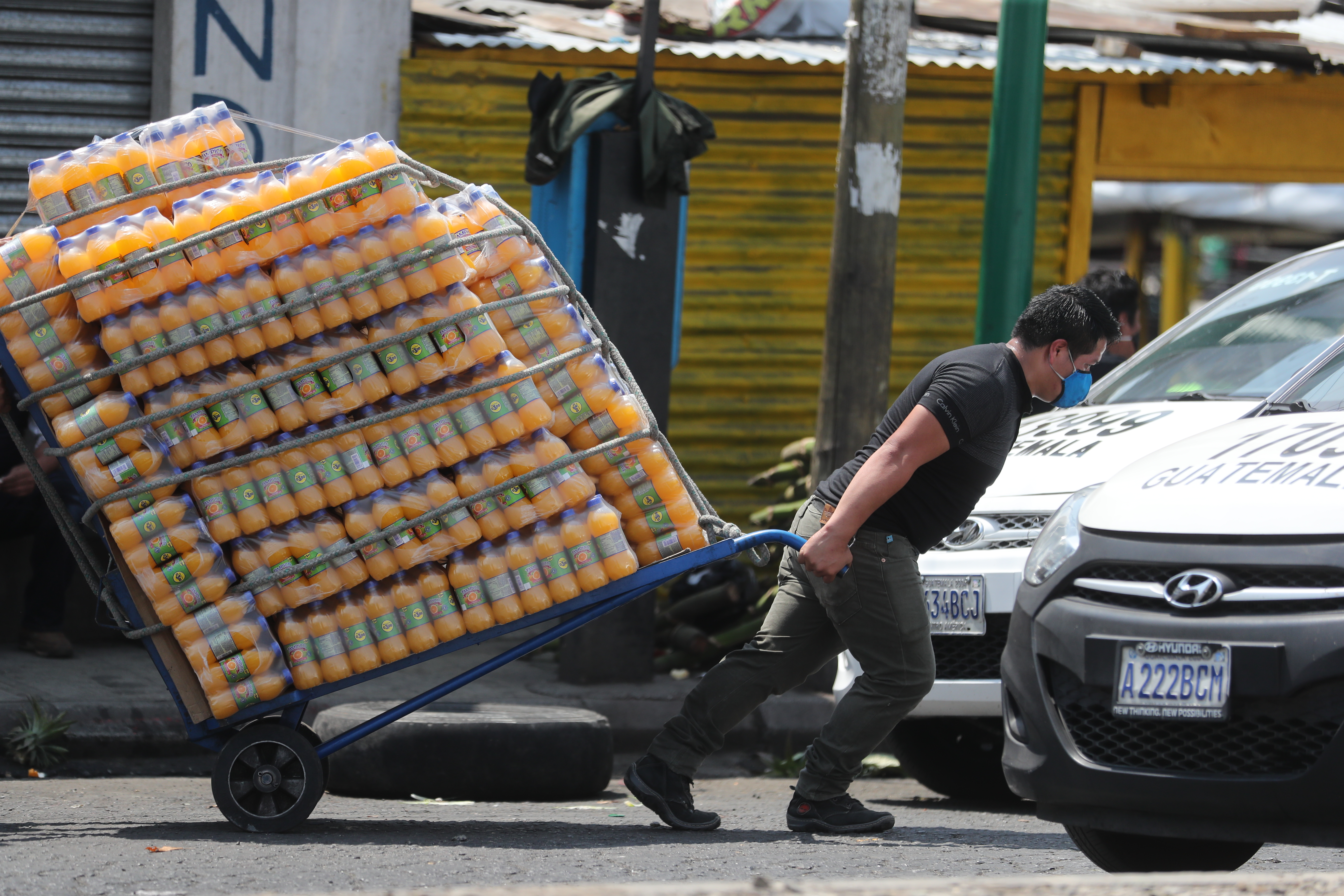 El nuevo horario del toque de queda permitirá atender las cadenas de suministros adecuadamente y evitar los “cuellos de botella”, que se generaron la semana anterior, según representantes de varios sectores productivos. (Foto Prensa Libre: Érick Ávila)
