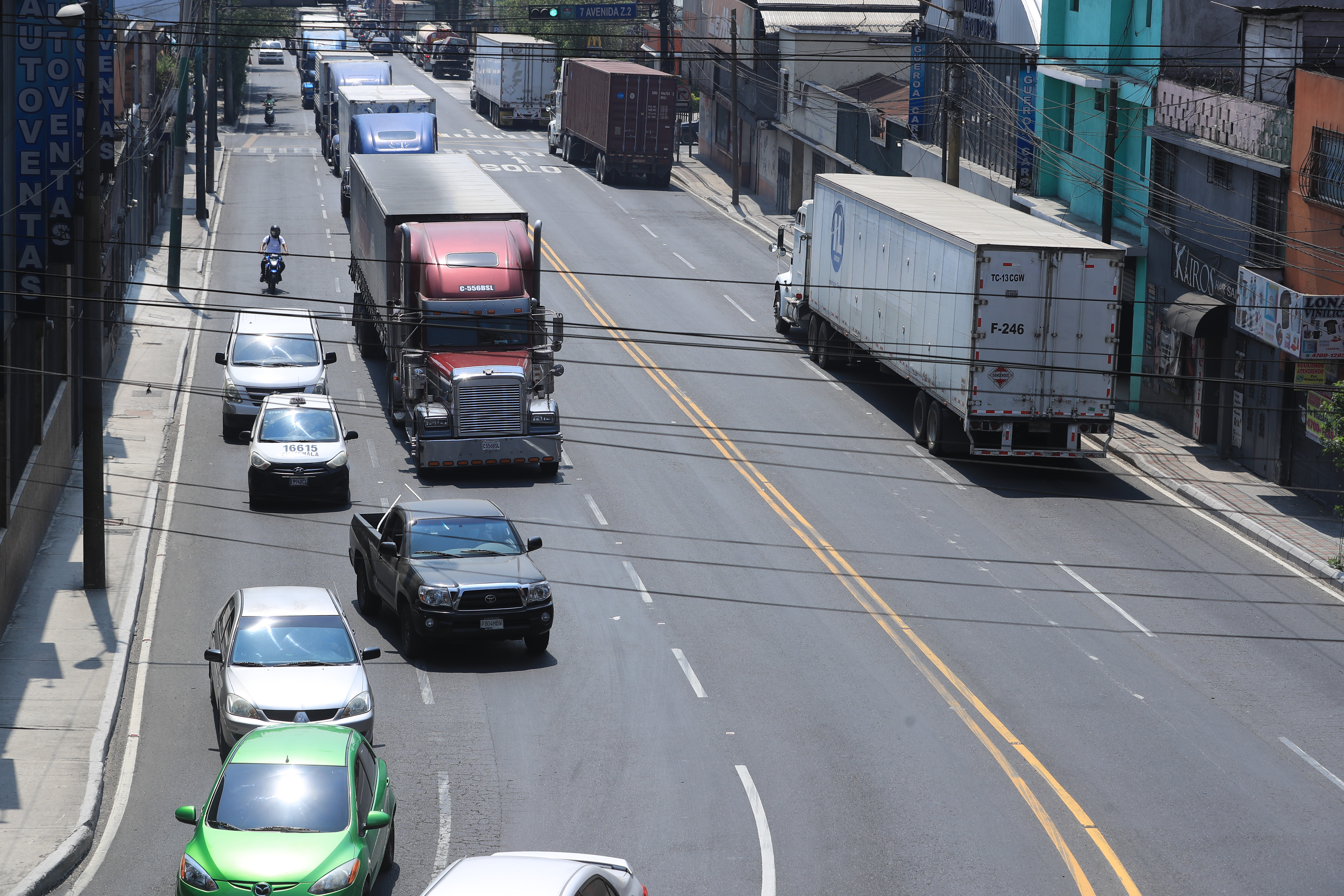 Minutos antes de que inicie el toque de queda el tránsito se complica en las principales vías de la capital. (Foto Prensa Libre: Hemeroteca PL)