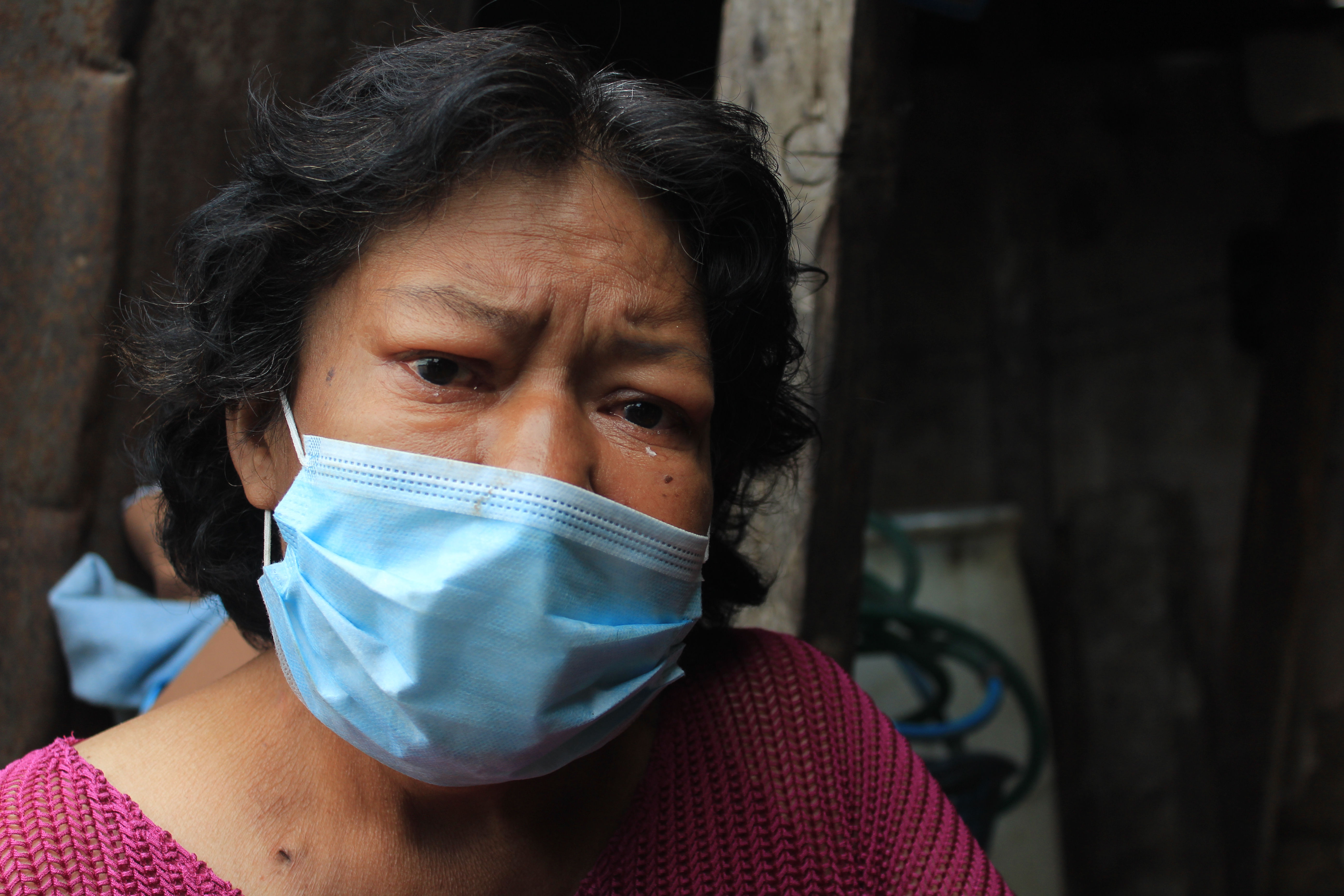 Dunia Monzón, vecina de la zona 6, pide ayuda porque no tiene agua para sus tratamientos. (Foto Prensa Libre: Byron García)