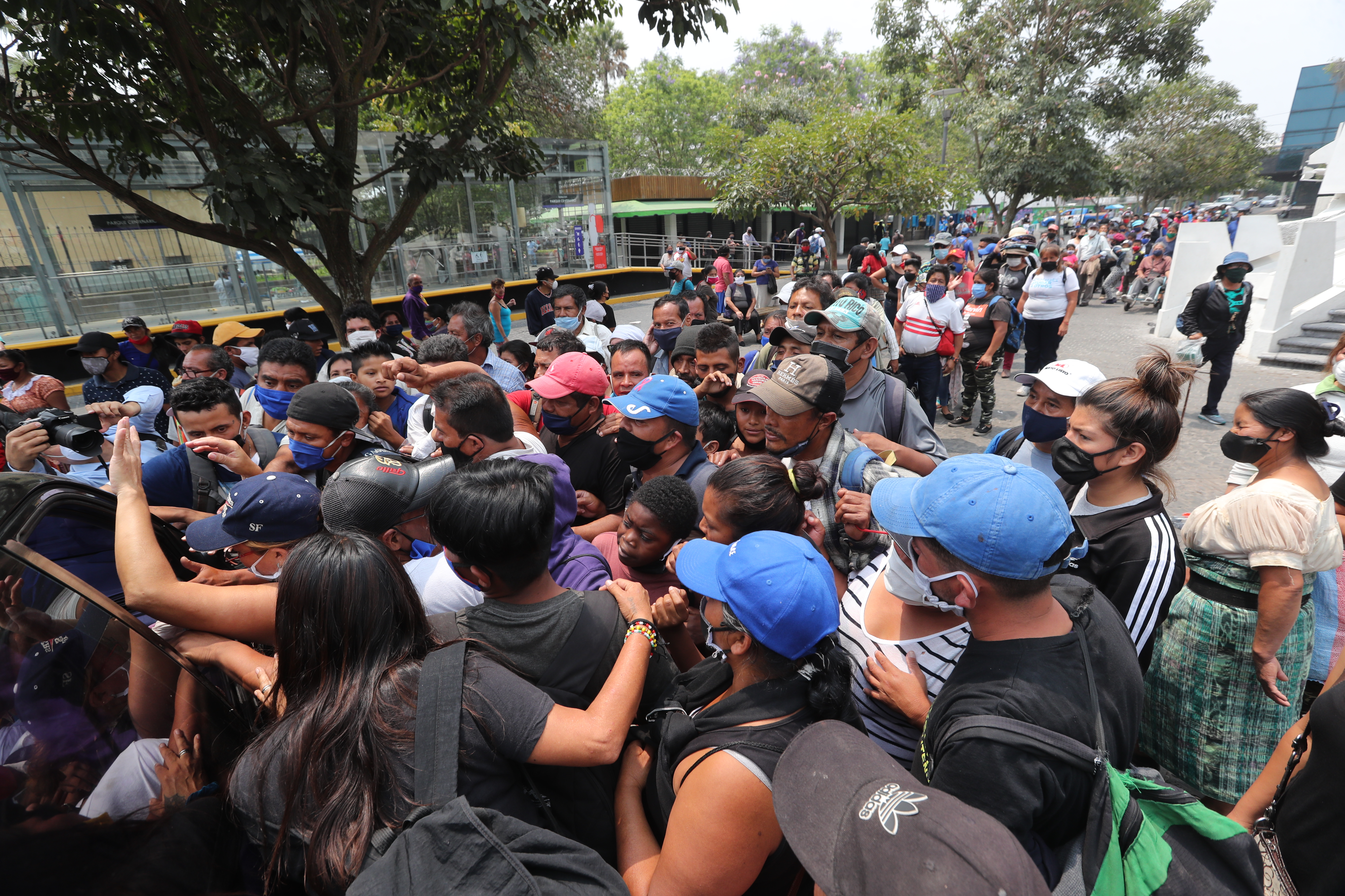 Guatemaltecos se aglomeran en las calles de la capital para poder recibir alimentos durante la crisis que provoca el Covid-19. Fotografía. Prensa Libre: Erick Avila
