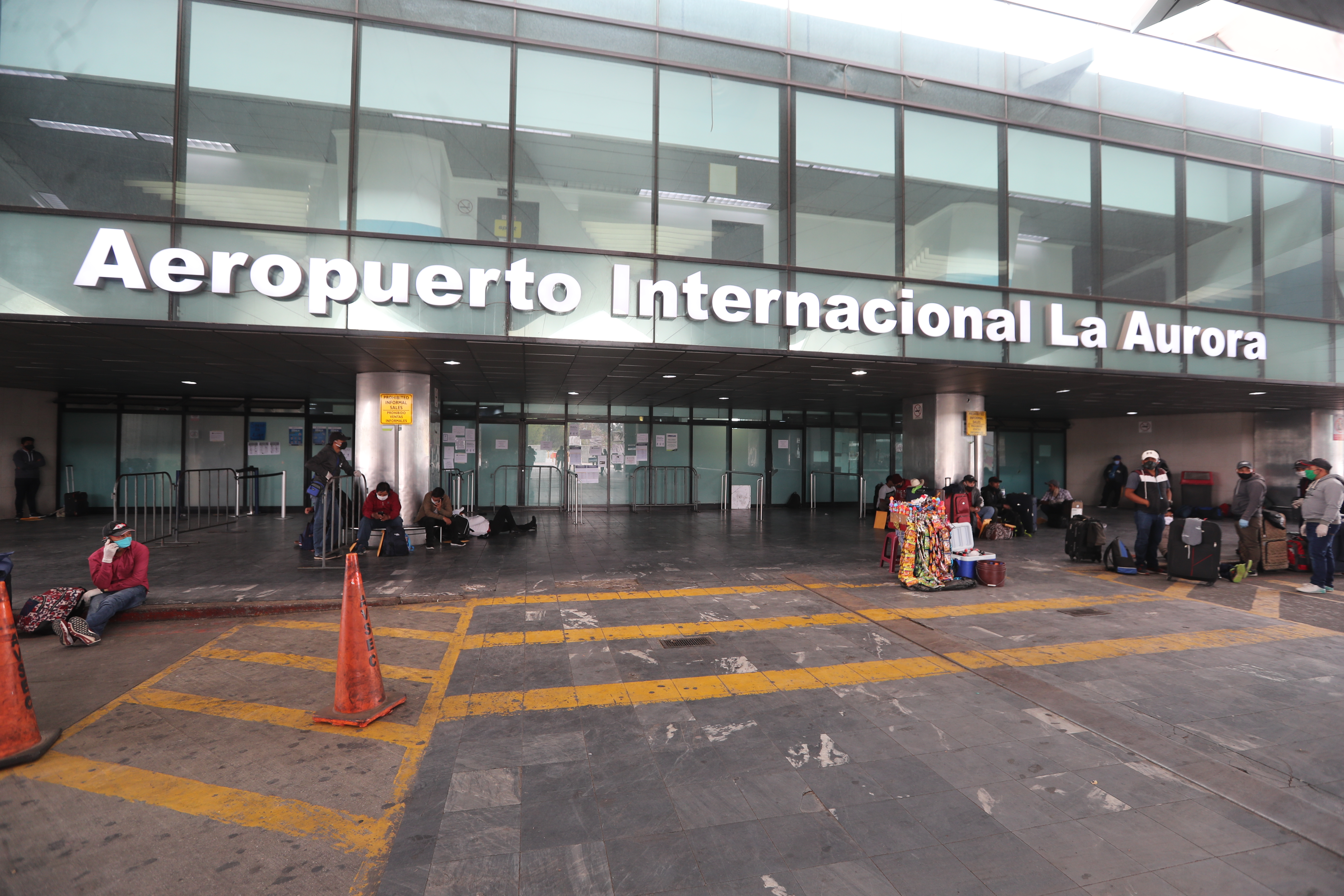 El tráfico aéreo hacia Guatemala continúa suspendido, a excepción de algunos vuelos con deportaos. En la imagen la entrada al aeropuerto La Aurora. (Foto Prensa Libre: Hemeroteca PL)