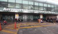El tráfico aéreo hacia Guatemala continúa suspendido, a excepción de algunos vuelos con deportaos. En la imagen la entrada al aeropuerto La Aurora. (Foto Prensa Libre: Hemeroteca PL)