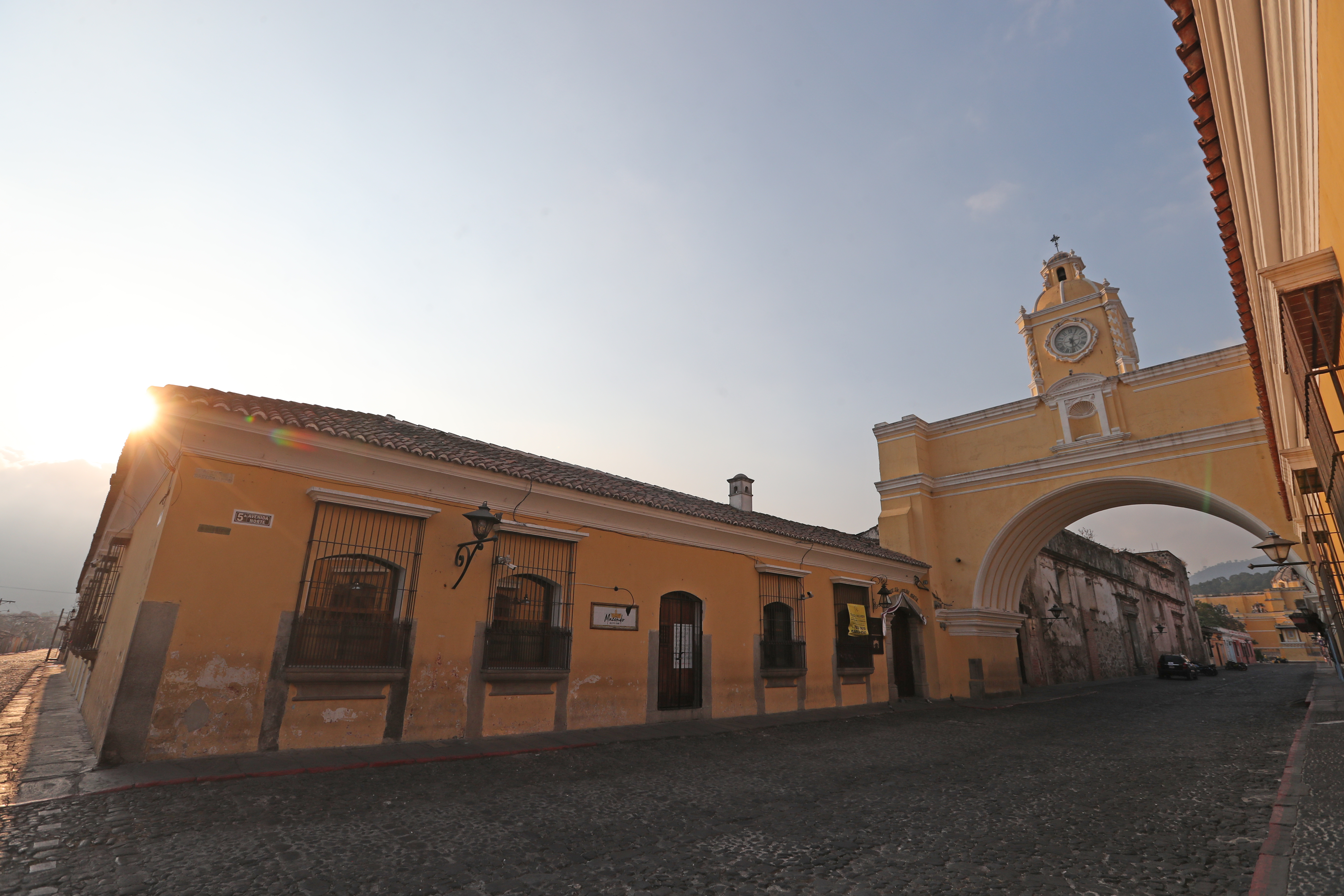 Contraste entre el antes y después en varios lugares que las personas frecuentan durante la Semana Santa. 