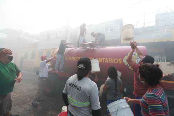 Varias pipas de agua fueron movilizadas por ambos cuerpos de socorro. Foto Prensa Libre: Óscar Rivas