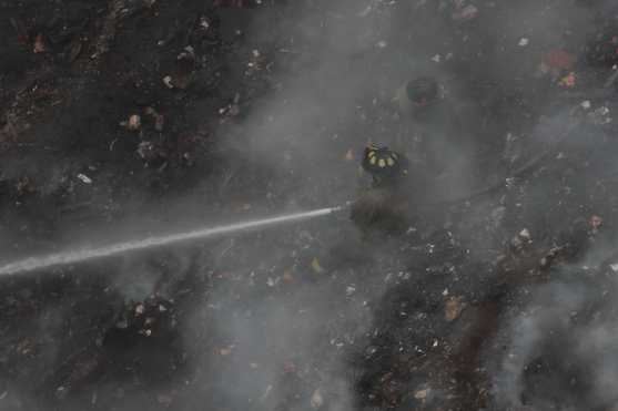Los bomberos bajaron por varios lugares para eliminar los focos de incendio. Foto Prensa Libre: Óscar Rivas